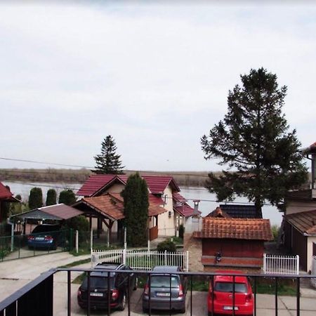 Prenociste Dunav Novi Banovci Exterior photo